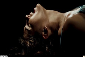 Ellie Luna – Navel Injection