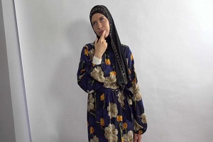 Holly Molly – Horny Holly Molly in hijab needs some photographs