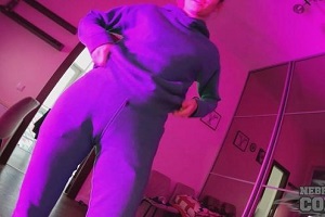 Josie Recent – Josie Recent Provides Fortunate Cameraman A Pov Handjob Between The Scenes Cum On Her Tits