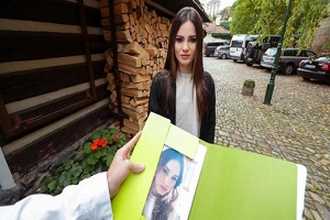 Lucy Mendez – Following white bunny