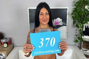 Emma Turner – A brunette milf will get fucked by an odd photographer – E370