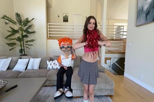 Nikki Nicole – Nikki Nicole Reveals Porn Dude Her Cheer Routine