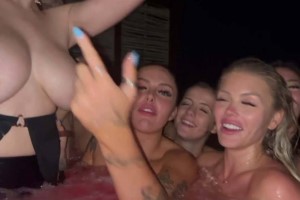 Scarlettkissesxo 6 Scorching Lady Scorching Tub Orgy