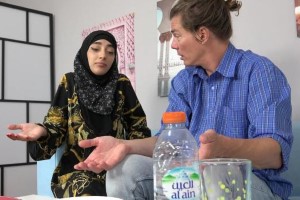 Lunita Galactica – Horny Muslim babe spreads her legs as a substitute of cooking lunch