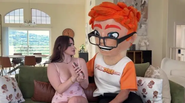 Lilibet Saunders – Lilibet Saunders Collects Porn Dude’s Pattern