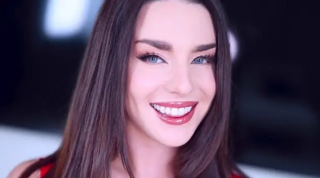 Maddie Wren – Candy Nurse Maddie Wren Meets the Newbie Attract Sofa