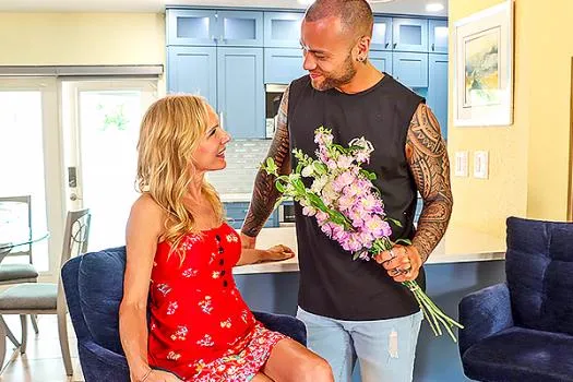 Bella Naked – Blonde MILF Bella Naked’s Belated Mom’s Day Present